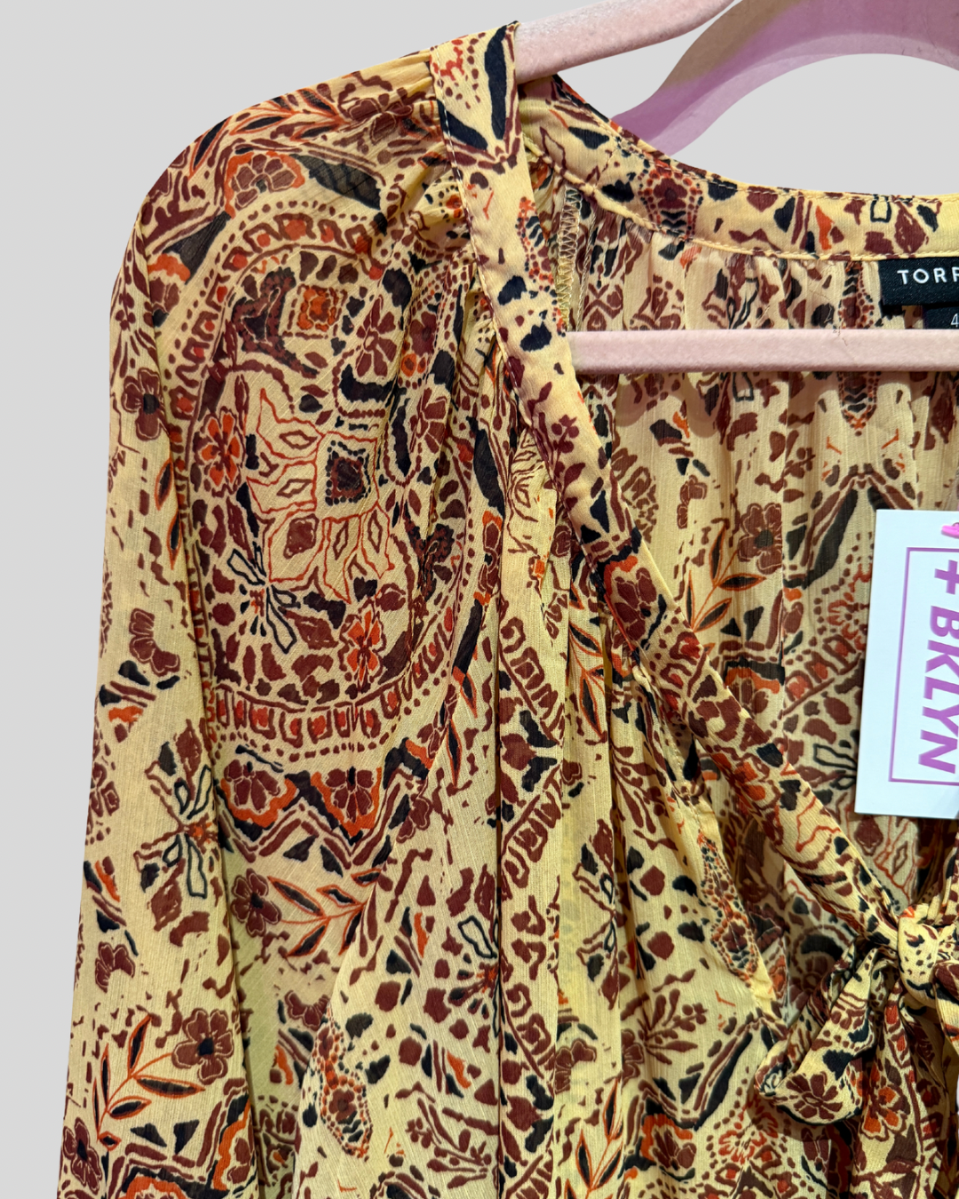 Torrid NWT Yellow Orange Paisley Tie Neck Blouse (4)