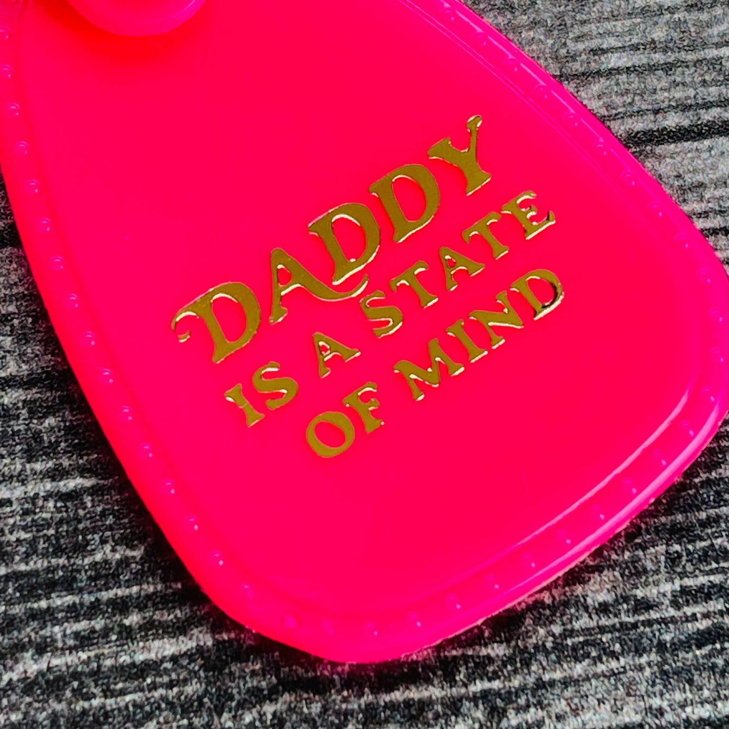 The Silver Spider - Daddy is a state of mind Saddle Keychain hot pink or glow: Hot pink