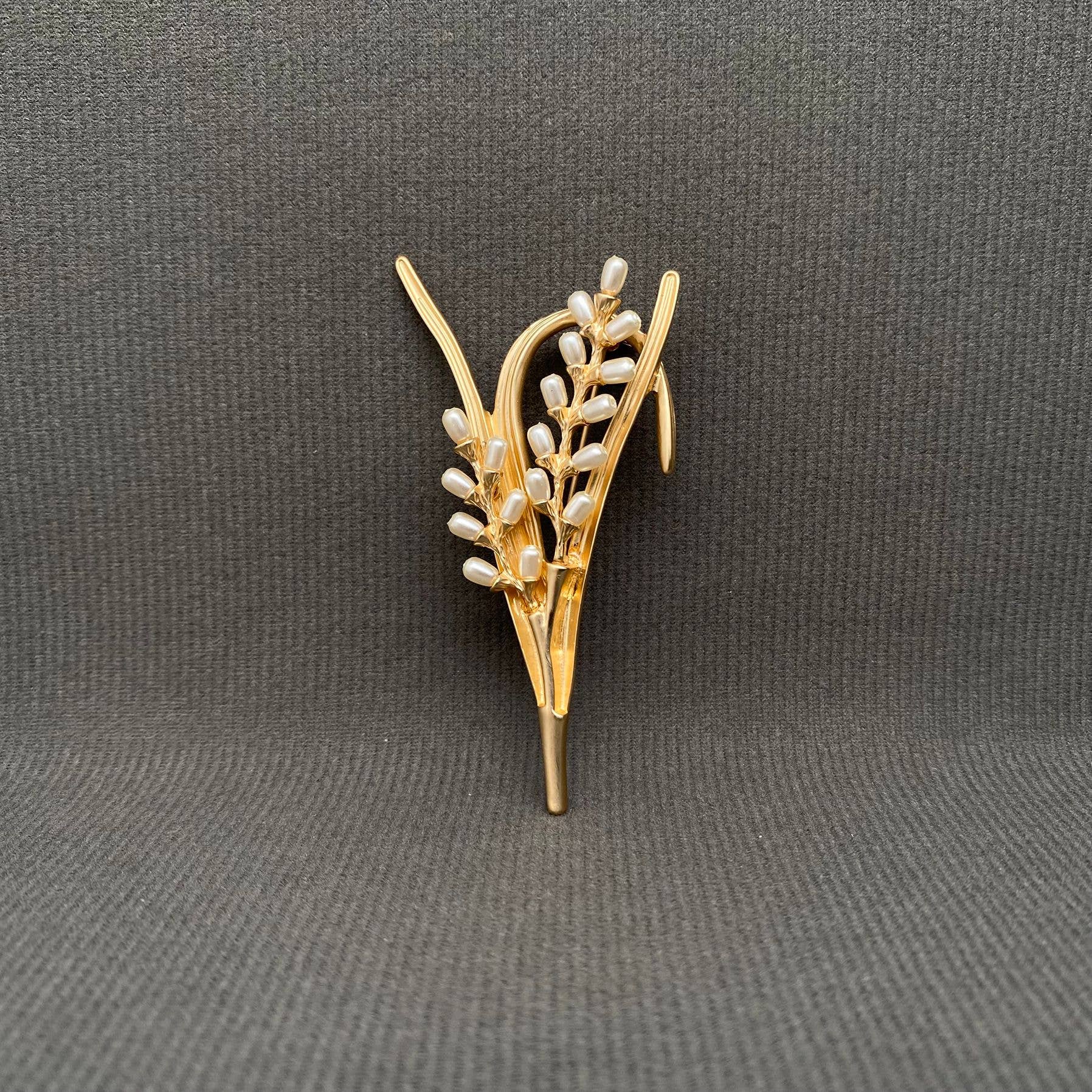 Ear of Rice Brooch: Golden