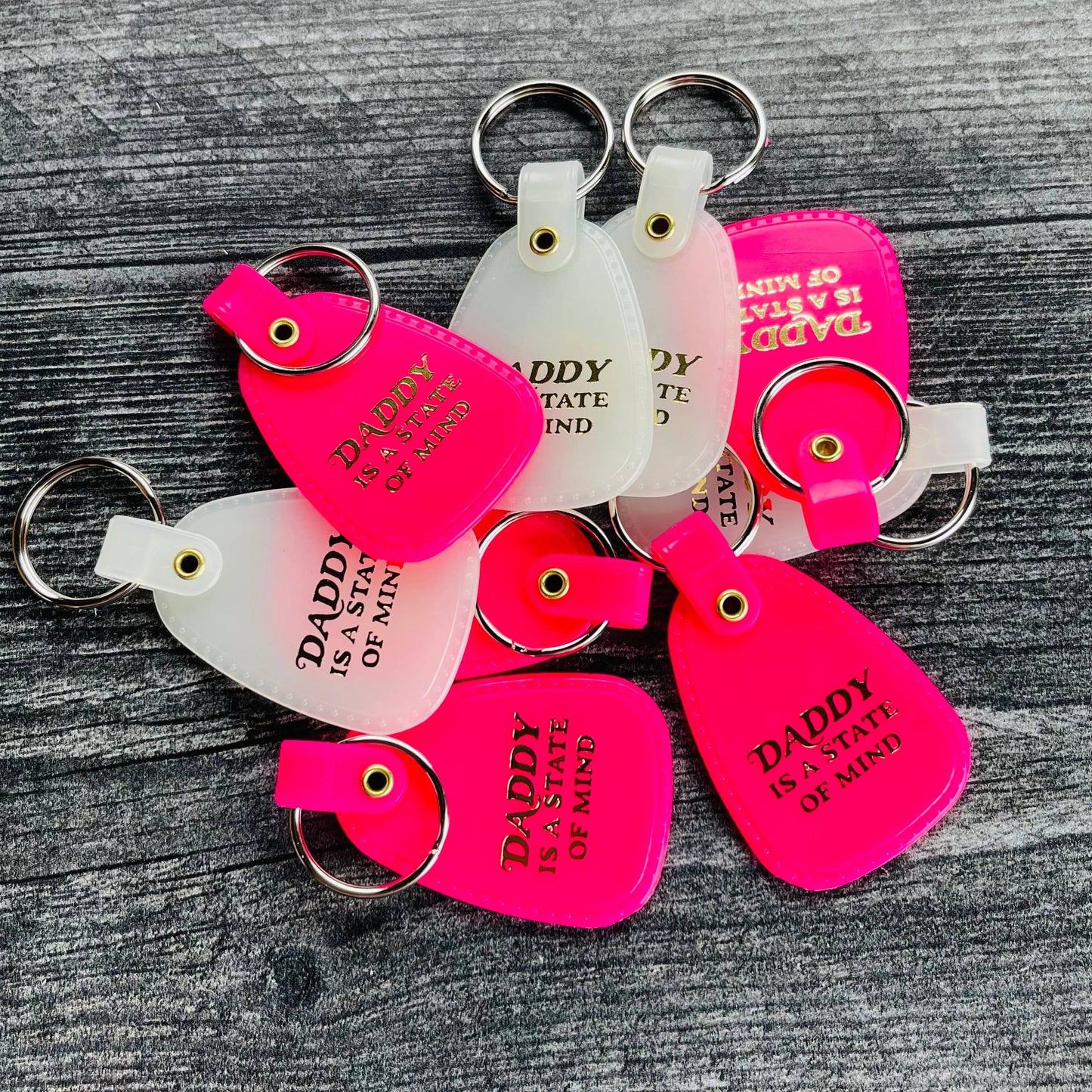 The Silver Spider - Daddy is a state of mind Saddle Keychain hot pink or glow: Hot pink